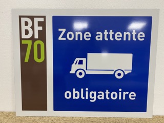 photo d'un panneau destiné à la signalétique d'entreprise pour les poids lourds, zone d'attente