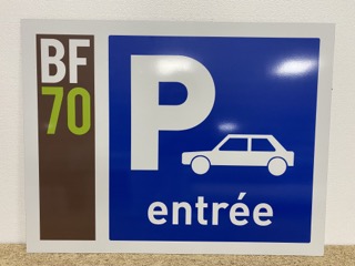 photo d'un panneau destiné à la signalétique d'entreprise, parking