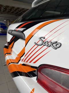 photo d'un covering de voiture de rallye orange, sport automobile