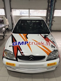 phot d'un covering de voiture de rallye orange, sport automobile