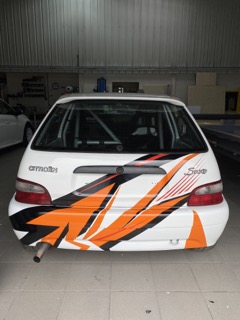 Photo d'un covering de voiture de rallye orange, sport automobile